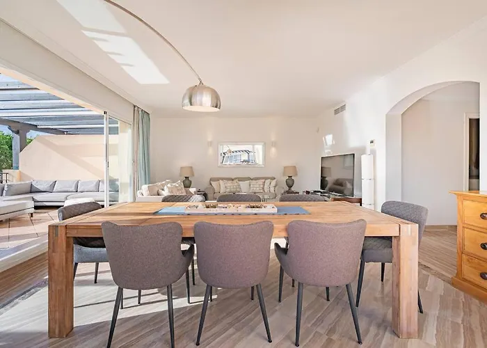 Amazing 4Br Apart. Parking, Pool, Close To The Sea