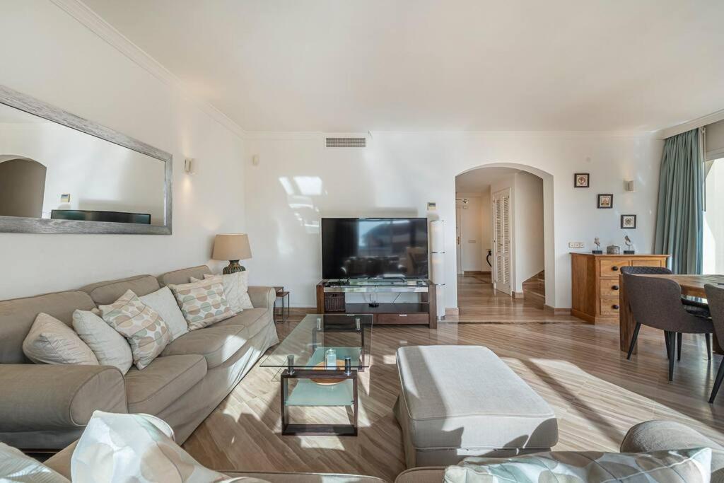 Amazing 4br Apart. Parking, Pool, Close To The Sea Apartment *