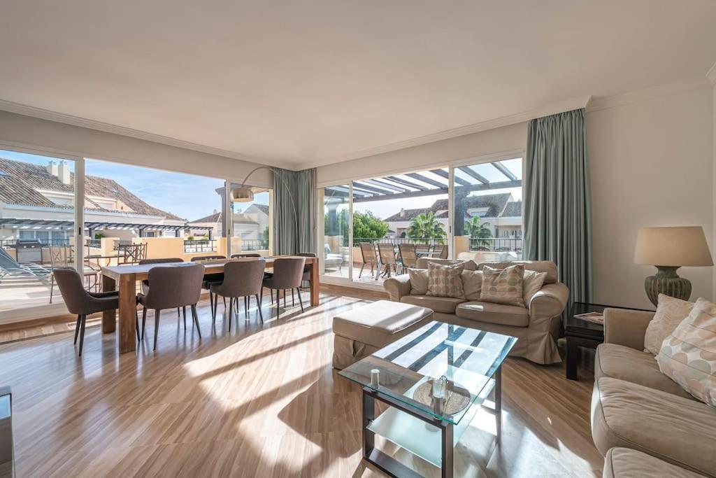 Amazing 4br Apart. Parking, Pool, Close To The Sea Apartment