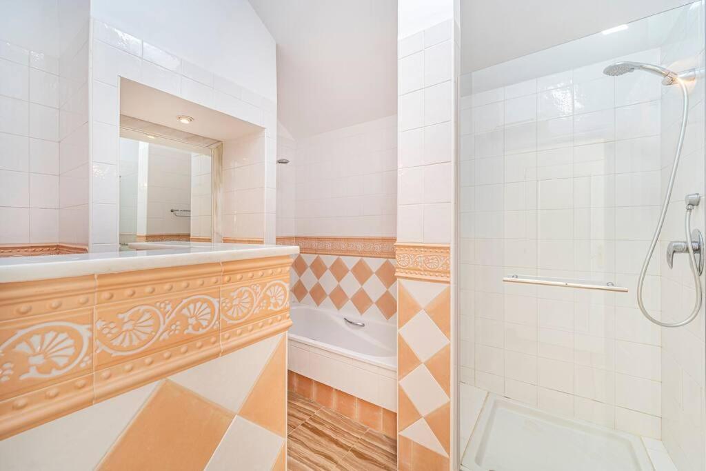 Amazing 4br Apart. Parking, Pool, Close To The Sea Apartment