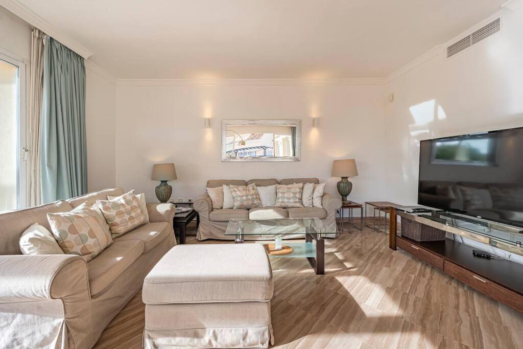 Amazing 4br Apart. Parking, Pool, Close To The Sea Apartment *