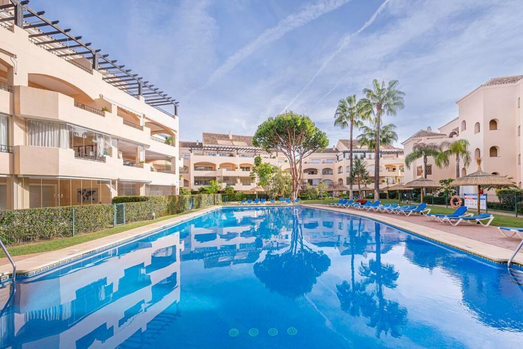 Amazing 4br Apart. Parking, Pool, Close To The Sea Apartment