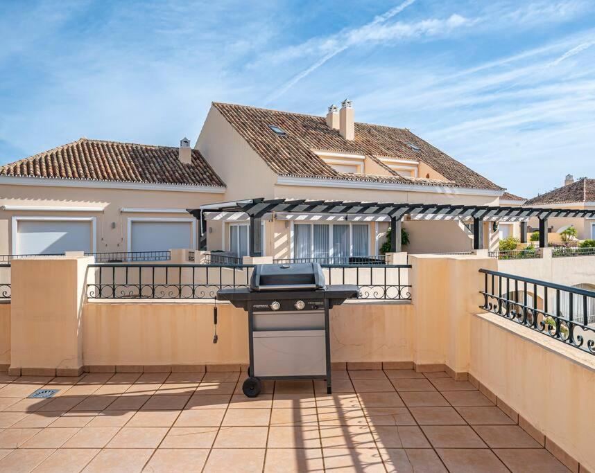 Amazing 4br Apart. Parking, Pool, Close To The Sea Apartment *