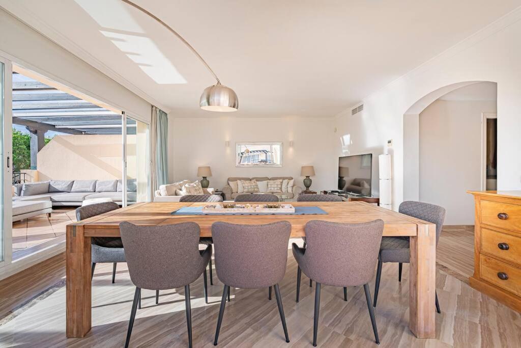 Apartment Amazing 4br Apart. Parking, Pool, Close To The Sea