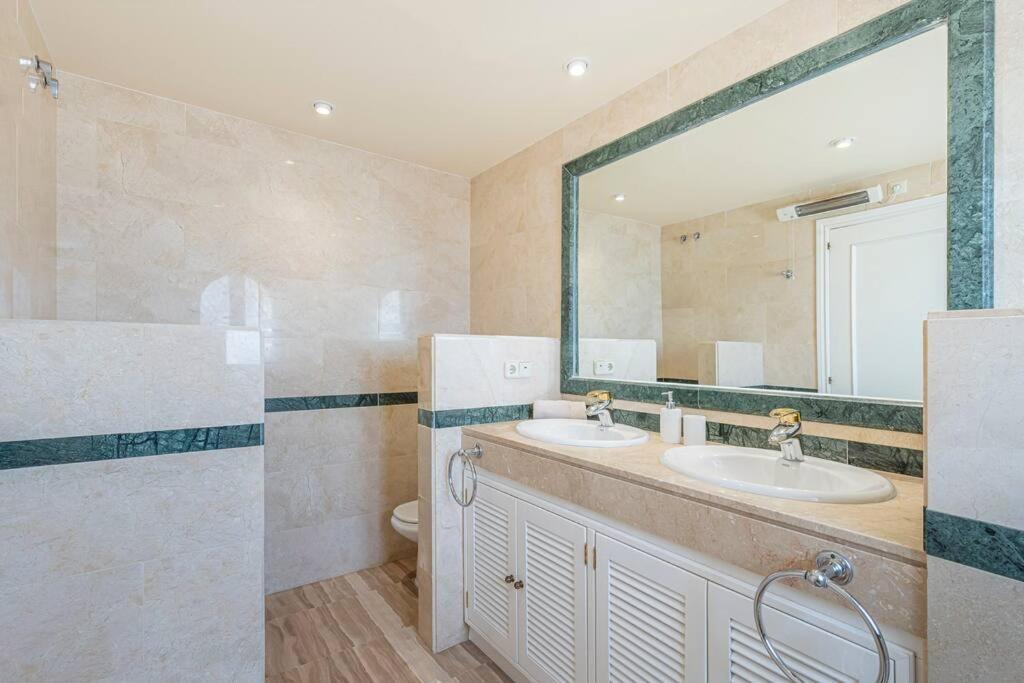 Apartment Amazing 4br Apart. Parking, Pool, Close To The Sea *