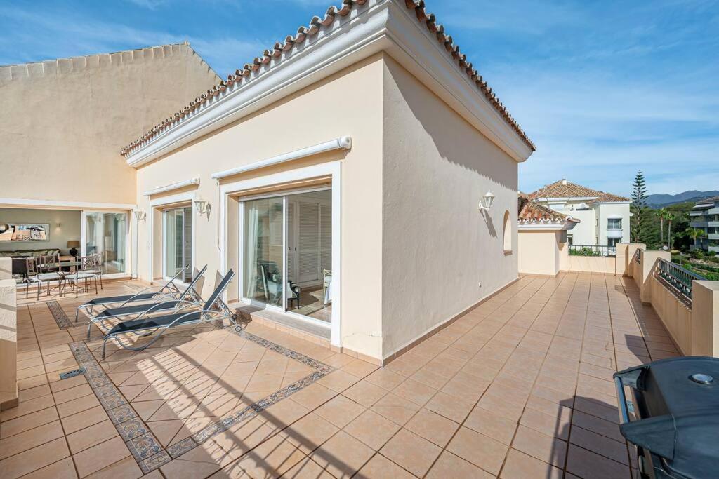 Apartment Amazing 4br Apart. Parking, Pool, Close To The Sea *