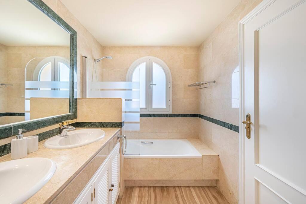 Amazing 4br Apart. Parking, Pool, Close To The Sea *